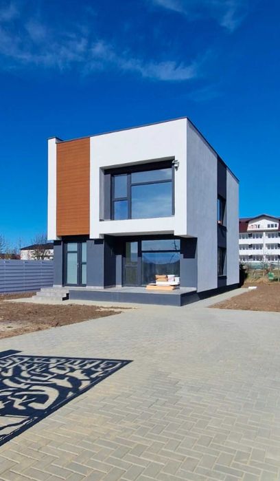 685 mp la asfalt, cu utilitațile la drum și AC casă modernă P+E