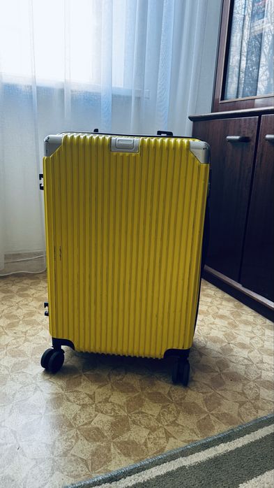 Чемодан среднего размера