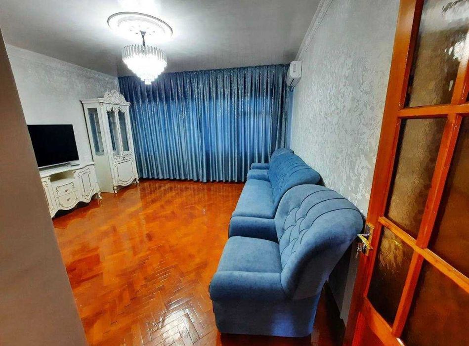 Халклар Дустлигида 4 хонали квартира сотилади. 4/4/9