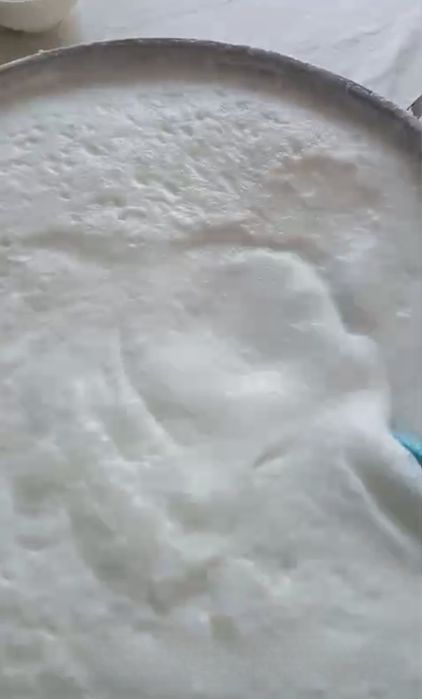 Шұбат сатылады (түйе сүтінен жасалған)