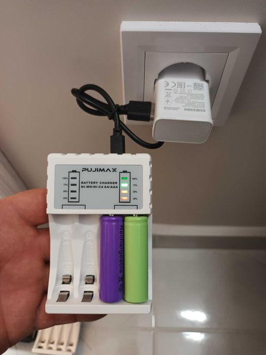 Зарядно за презареждащи батерии, зареждачка, НОВО, 1.5V, АА, ААА