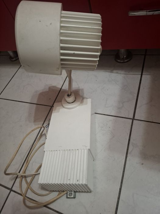 Vând lampa din aluminiu