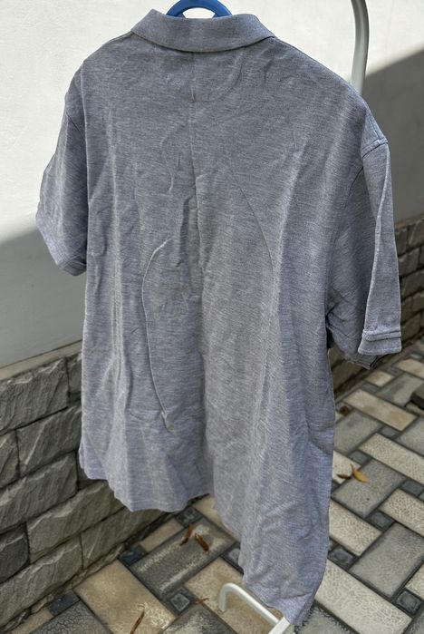 серая мужская поло футболка