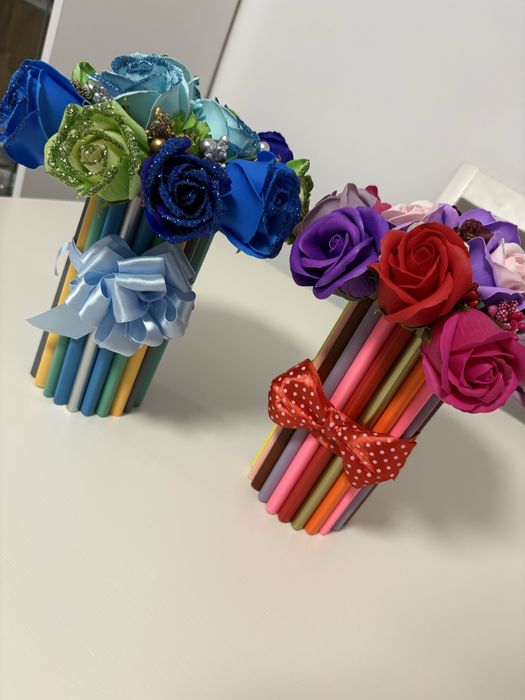 Buchet de flori cu suport de creioane colorate