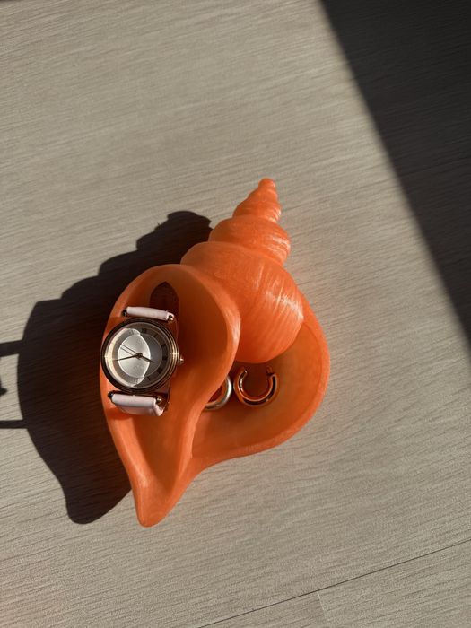 Женска кутия за бижута, която променя цвета си