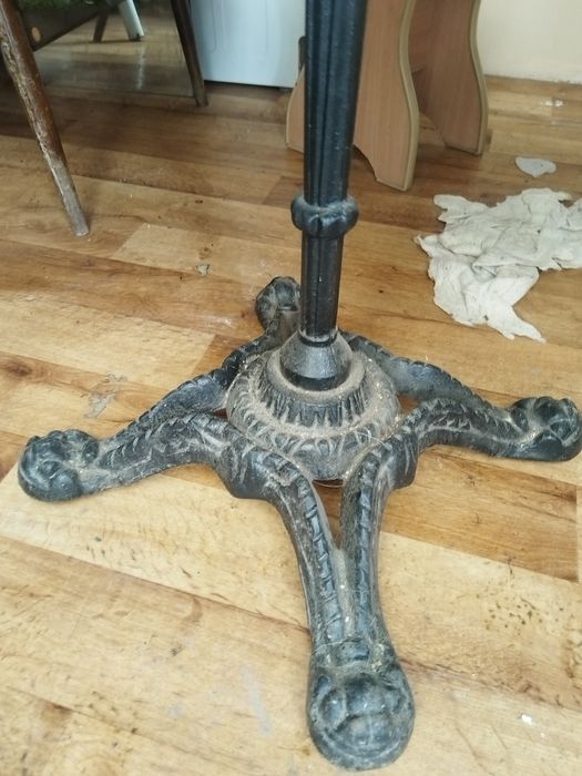 Стол на чугунной основе