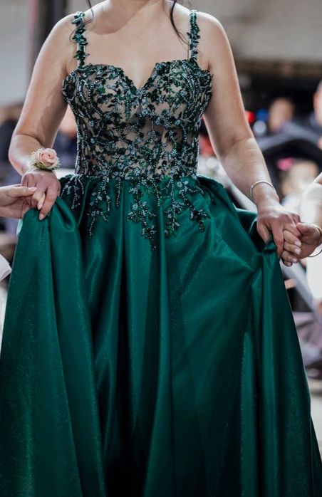 Официални рокли-продават се или се дават под наем