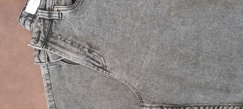 Тъмно сиво дамско дънки.