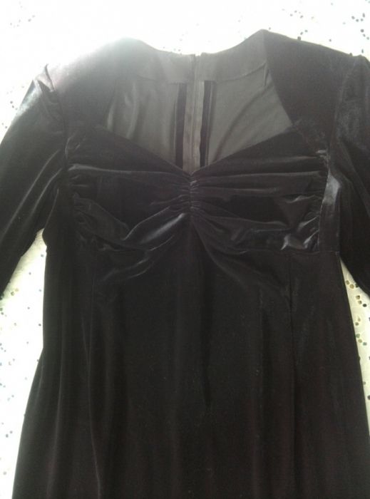 Продаю велюровое черное платье