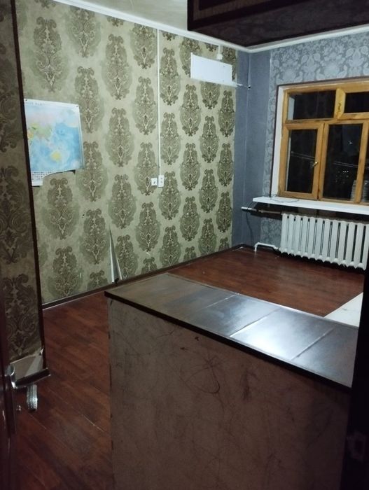 Продаю 2/4/4, бывшие общежитие! Максима Горького! Буз базар!
