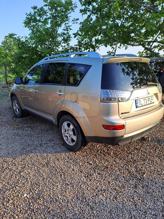 Vând Mitsubishi Outlander