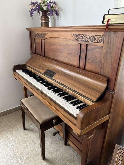Pianina Bernard Brock