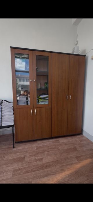 Один шкаф со стеклом