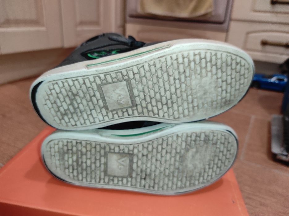 Боти ниски материал набук за Момче с велкро лепенки.