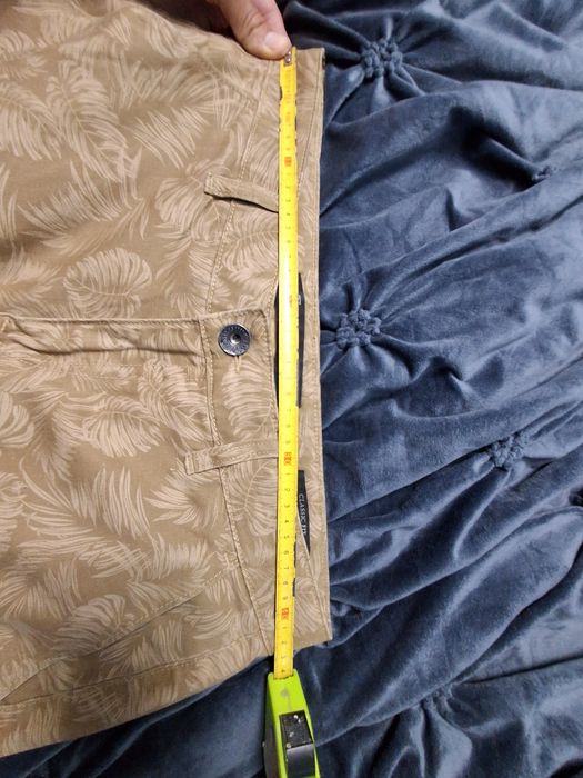 Vand pantaloni scurti Guess