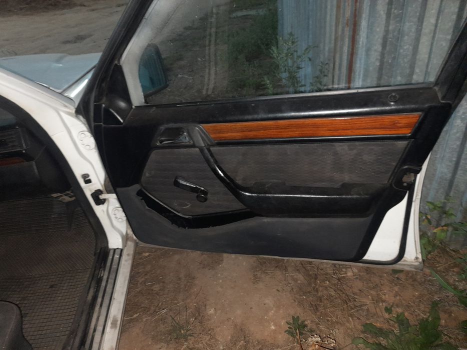 Дверные карты Мерседес 124