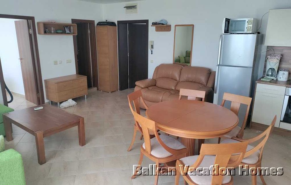 Голям тристаен апартамент с морска панорама в Бяла