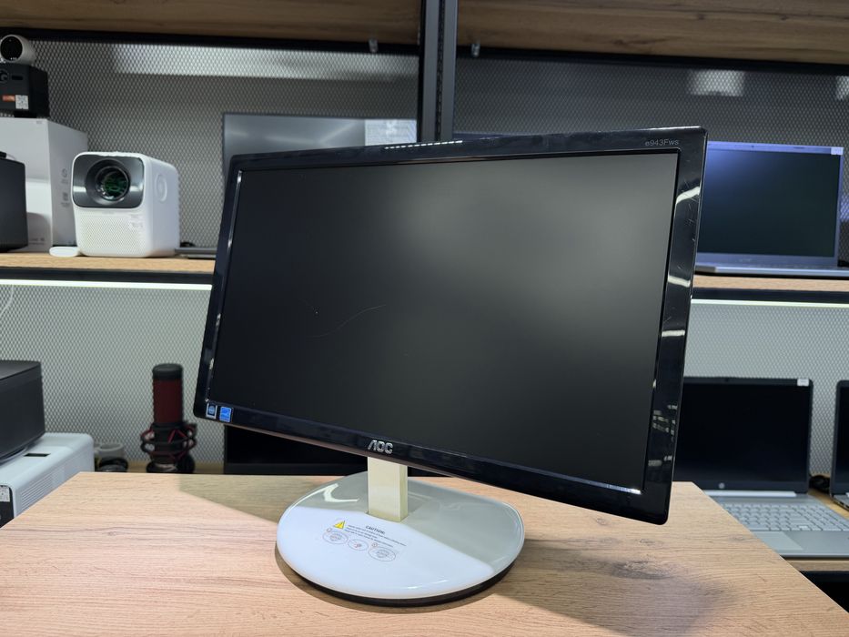 Монитор AOC e943Fws, 18.5” LCD в рабочем состоянии, 2203/А10