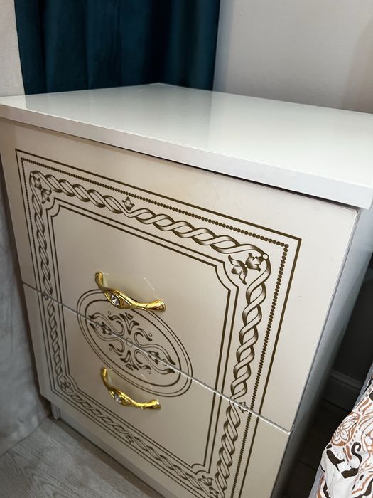 Продам кровать и две тумбочки