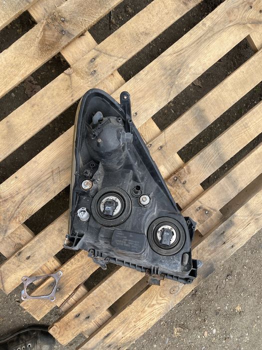 Фар ляв за тойота корола версо 2007 година