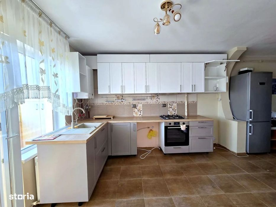 Apartament cu 3 camere,etaj 1, zona Sesul de sus — fotografia 3