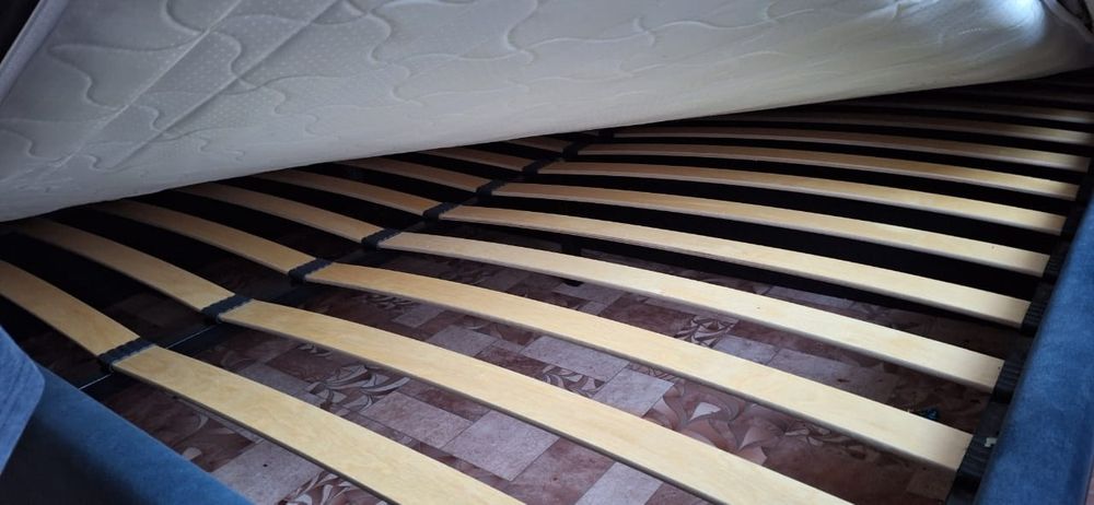 Кровать 2х спальная.