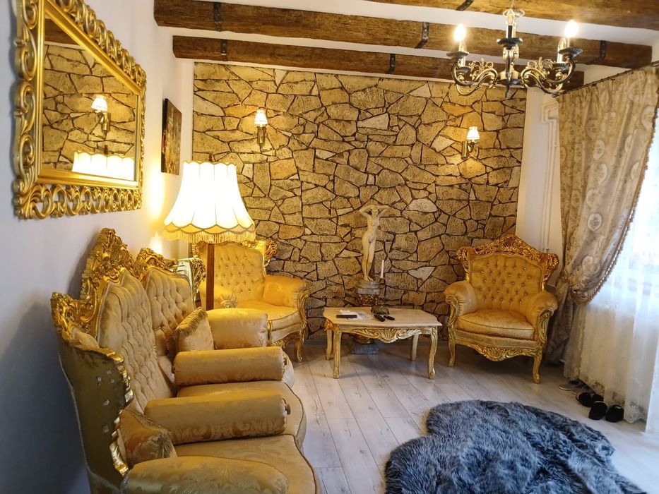 Set BAROC din lemn de fag masiv, reproducere Primavera, în stare impecabilă. Piesele sunt sculptate, fără uzură, potrivite pentru livinguri elegante.