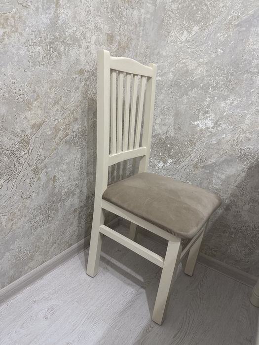 Стол и два стулья, стол примерно 1.200 х 50-60