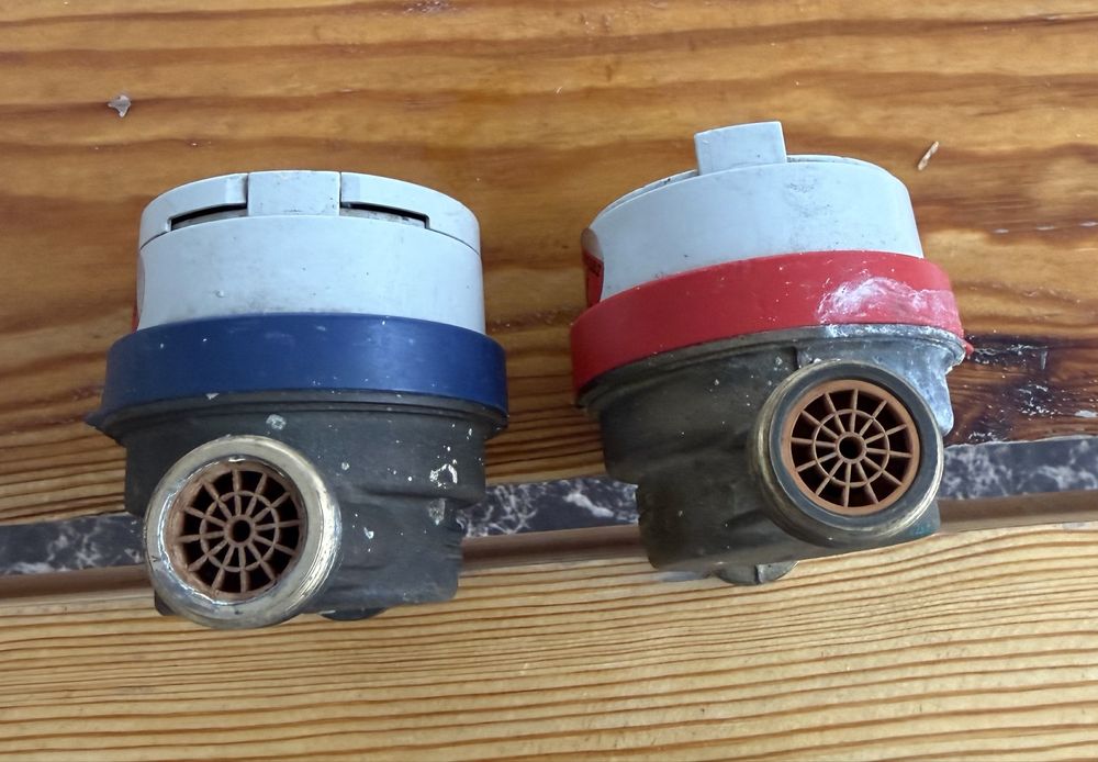 Счётчики холодной и горячей воды.