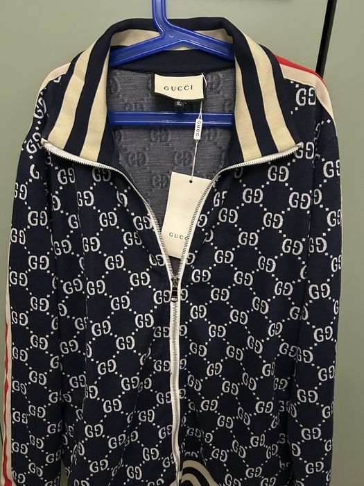 Продавам чисто ново спортно яке на Gucci