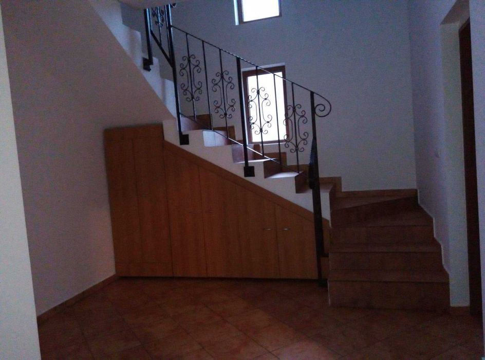 Închiriez casă cu 3 dormitoare, două bai, living generos, mobilata și utilata complet. Terasă cu beci dedesubt, teren 800 mp