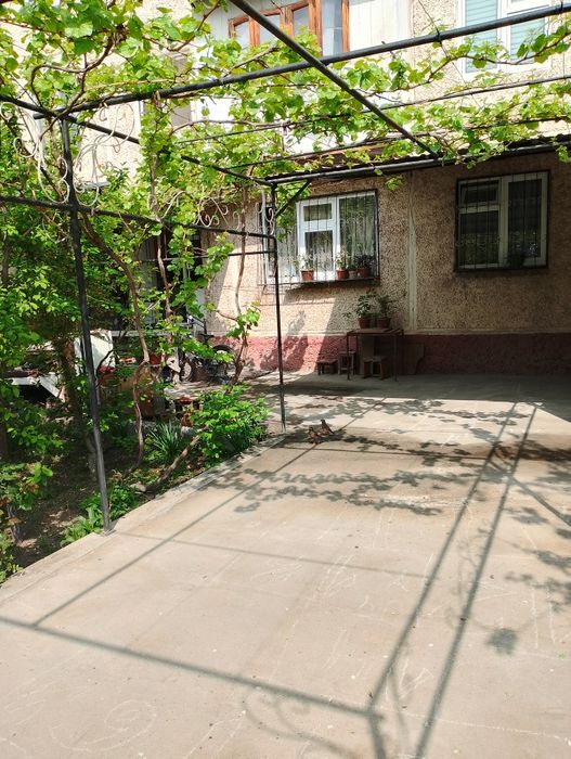 Киргили 1 этаж 2 хона квартира сотилади