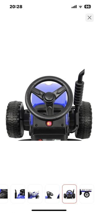 Игрушечный синий трактор