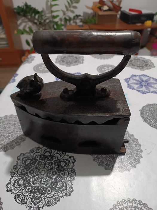 Стара ютия на жар