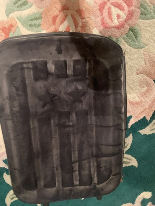 Чемодан средних размеров