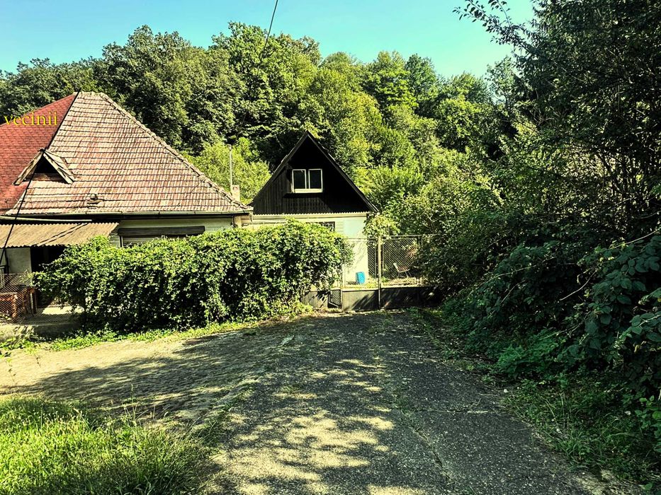 Casa de caramida, cu teren drept, beciuri si mansarda pe Strada Canepii 55 - necesita renovare