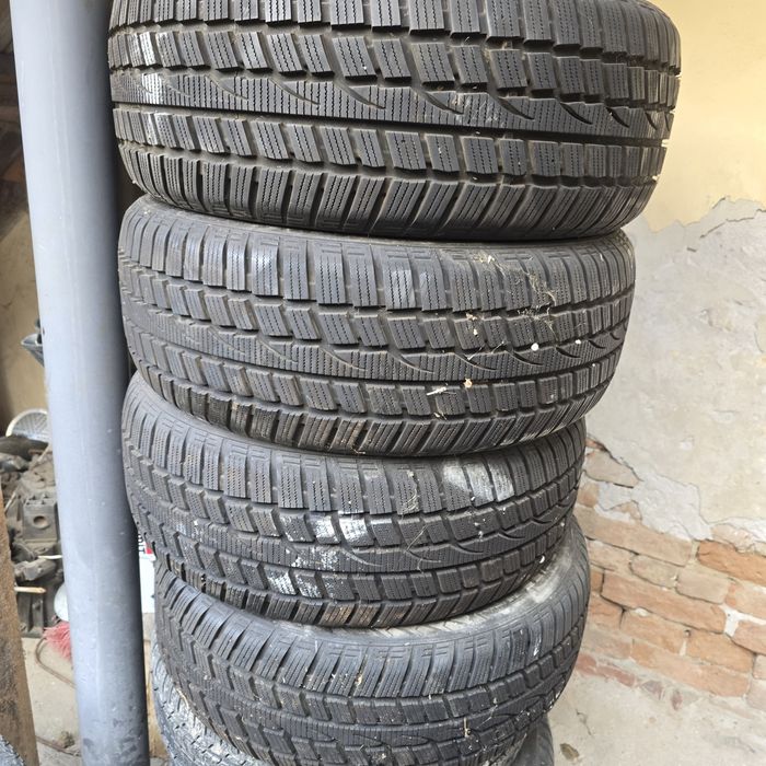 Продавам гуми  зимни  225/55/R16 Нови