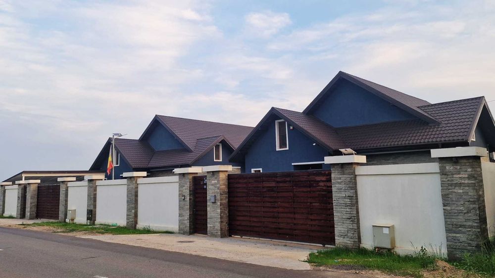 Vilă de lux cu Fotovoltaice - Curte spațioasă