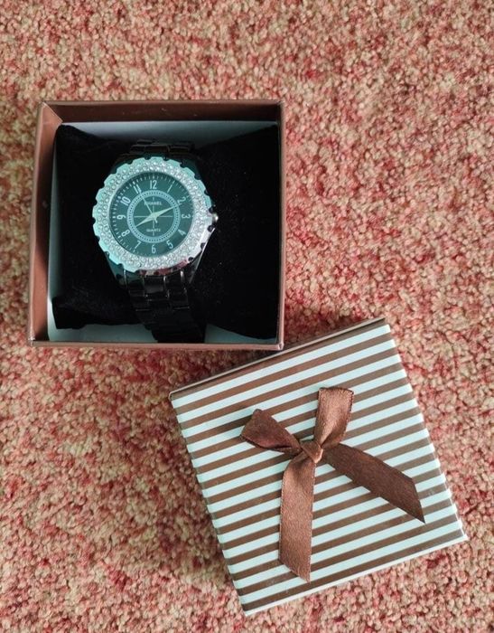 Часы женские ,новые