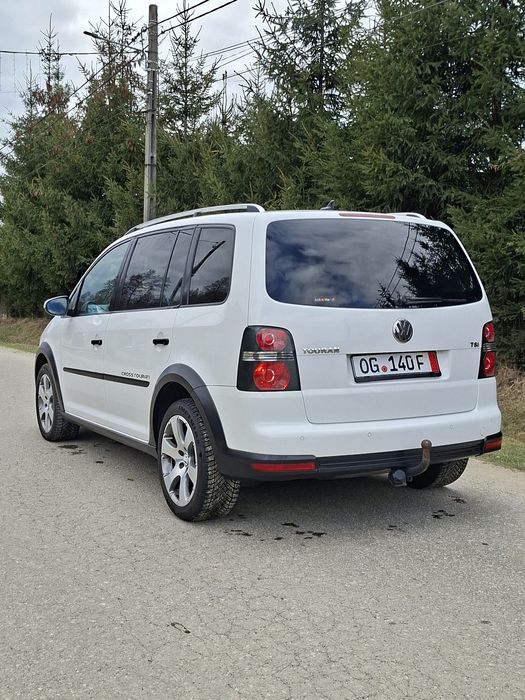 VW TOURAN CROSS * 2010* Navigatie * Tempomat * Cutie de viteze Automată * DSG * PADELE F1 * Interior Orange Deosebit* Km Reali* EURO 5 * Import 1 ZI*