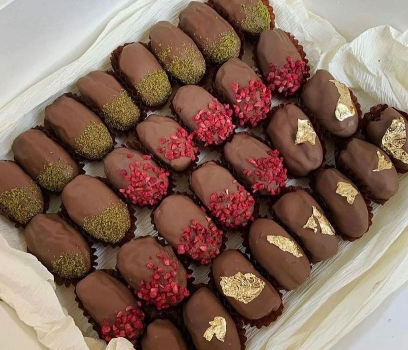 Финики/голубика / клубника в шоколаде