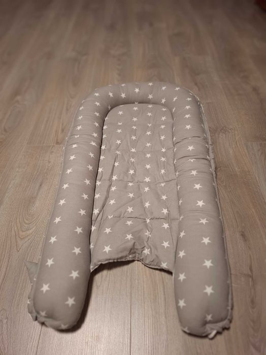 Cosulet dormit bebelusi portabil Kidizi Baby Nest (alb cu gri)