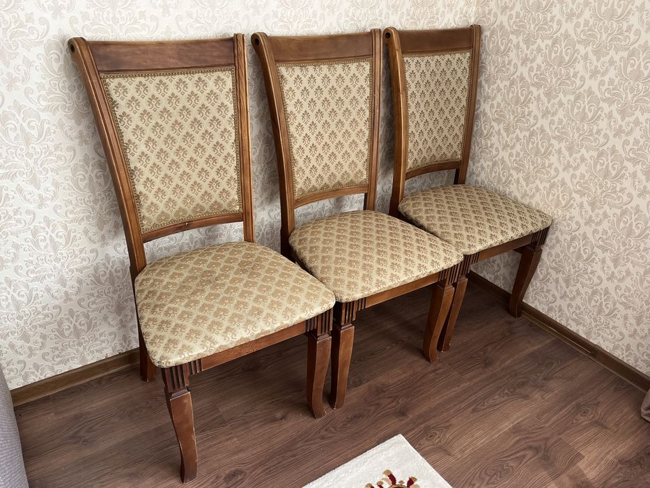 Стулья деревянные 3 штук