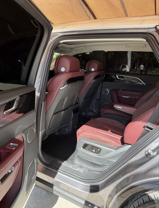 Hongqi E-HS9 premium
