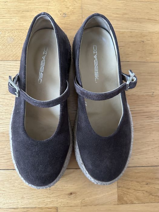 Тъмно кафяви велурени обувки