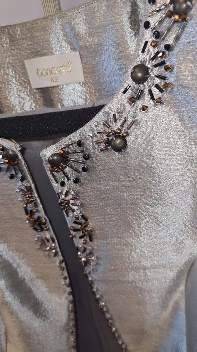 Продам нарядное платье с современным камзолом