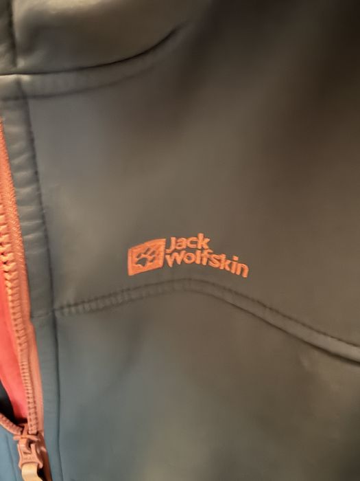Jacheta pentru Softshell cu gluga impermeabila Jack Wolfskin. 152
