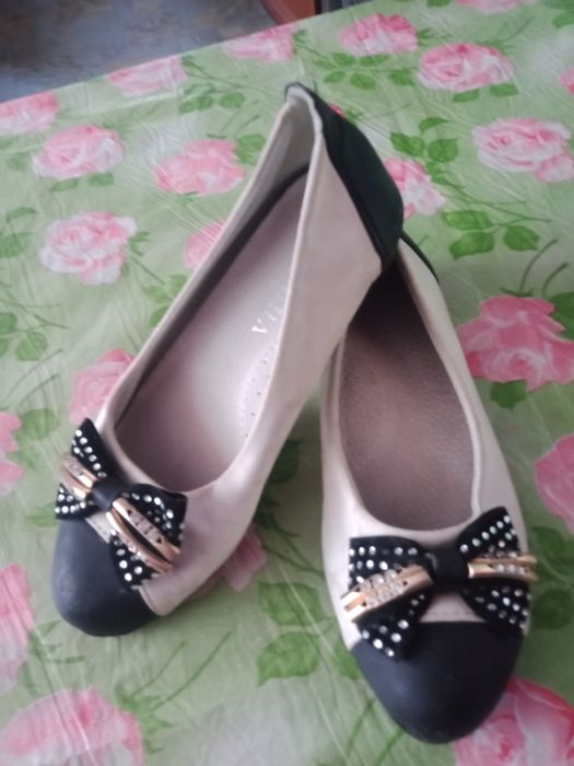 Продам обувь для девочки 33-34 размер