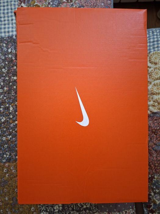 Оригинални маратонки на Nike.