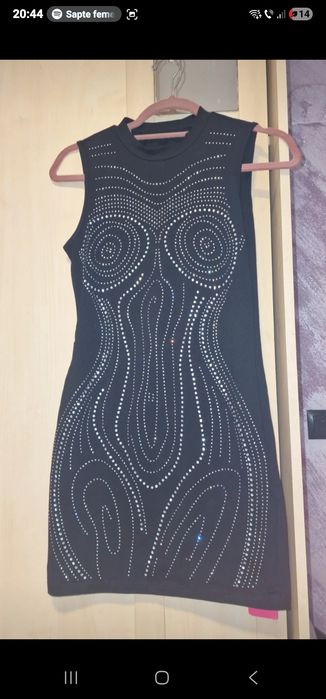 Rochie neagră Shein, mărime S  O piesă elegantă și modernă pentru orice ocazie.